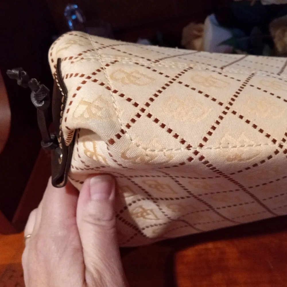 Dooney&Bourke East West Slouch Shoulder Bag. Canvas Signature Fabric. Like New